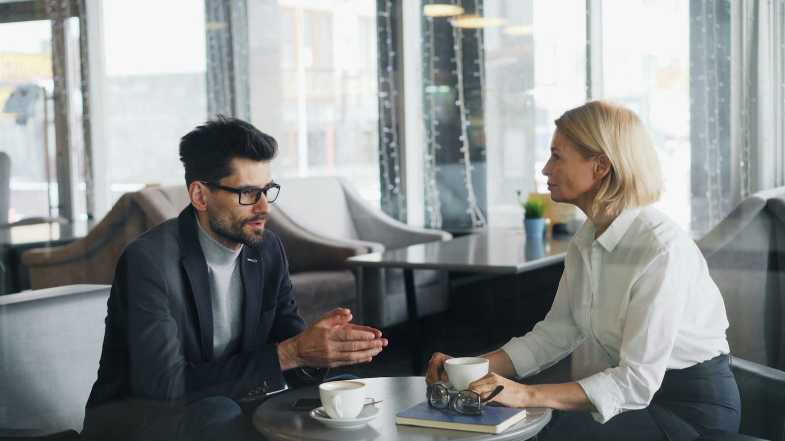 Adviseur in gesprek met een klant